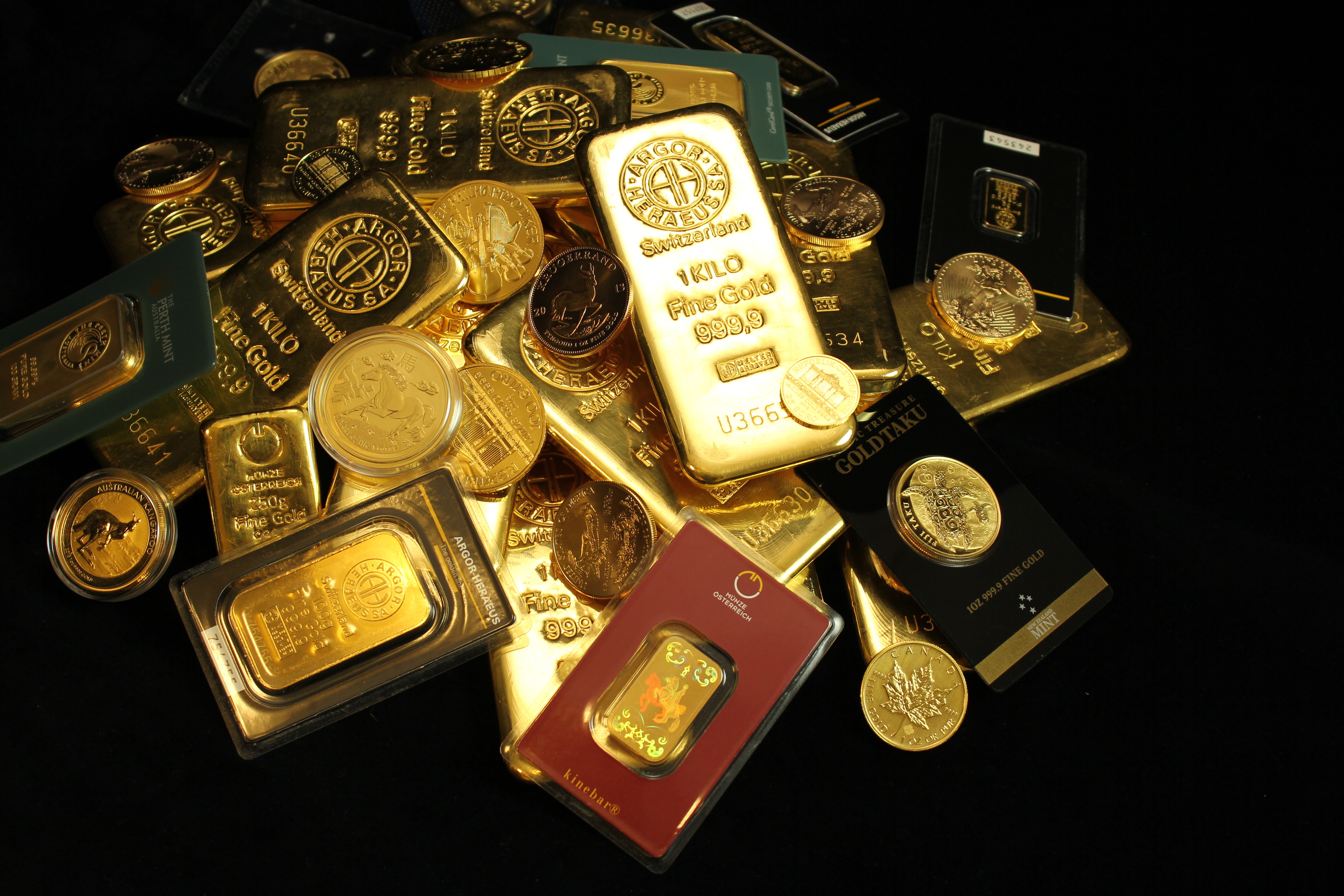 Gold Investment Companies: Examining Global Opportunities and Risks